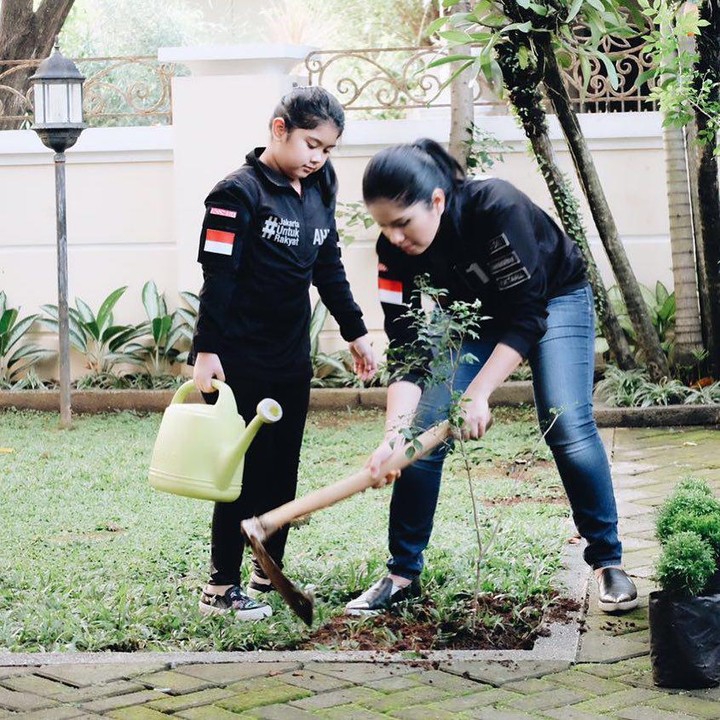 <p>Pekarangan di depan rumah juga terlihat luas dan hijau dengan rumput dan beberapa tanaman. Annisa dan Almira sampai bisa berkebun nih di pekarangan mereka. (Foto: Instagram @annisayudhoyono)</p>