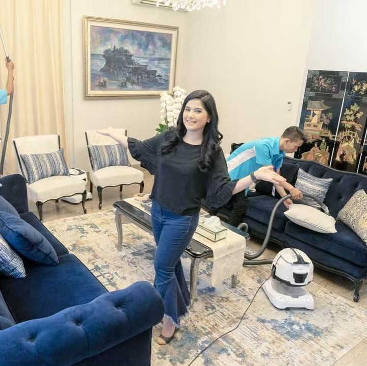 <p>Di ruang lainnya, sofa serta pajangan dalam ruangan didominasi warna putih dan biru. Terlihat sederhana namun terlihat elegan ya, Bunda. (Foto: Instagram @annisayudhoyono)</p>