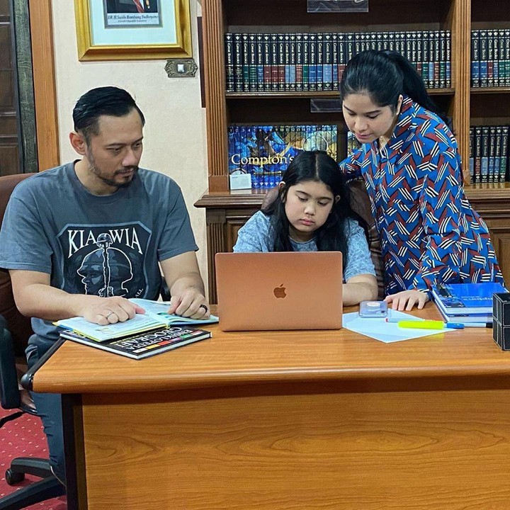<p>Beberapa waktu lalu, Annisa juga sempat membagikan ruang belajar putrinya di rumah. Ada koleksi buku yang tertata rapi di rak serta foto ayah mertua, Susilo Bambang Yudhoyono di sebelahnya. (Foto: Instagram @annisayudhoyono)</p>