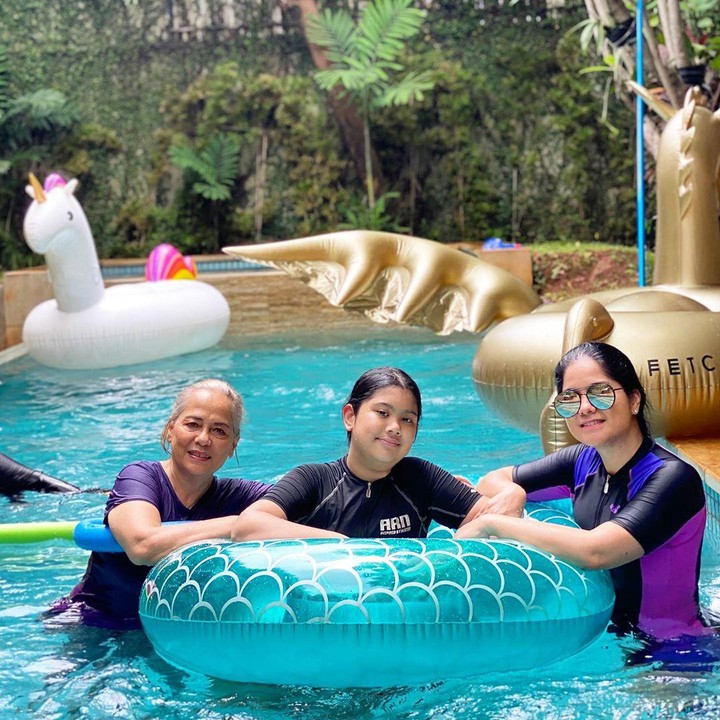 <p>Di rumahnya ini juga terdapat kolam renang lho. Bisa dilihat Annisa dan putri semata wayangnya, Almira Tunggadewi Yudhoyono tengah berenang bersama. (Foto: Instagram @annisayudhoyono)</p>