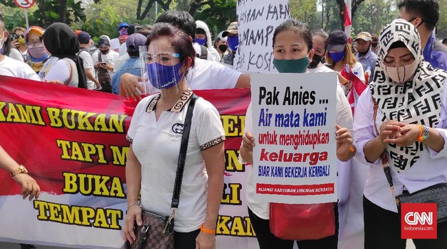 Para pekerja hiburan malam mengaku tak mendapat perhatian baik dari pemprov DKI maupun pusat. Mereka mendesak tempat hiburan malam segera dibuka.