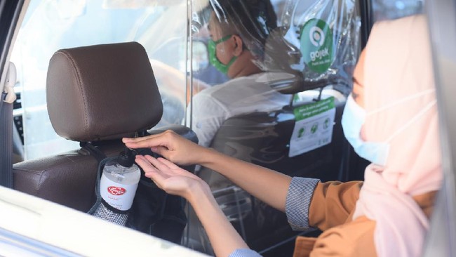 Gojek melengkapi perjalanan aman dan nyaman puluhan ribu armada GoCar dengan menyediakan hand sanitizer.