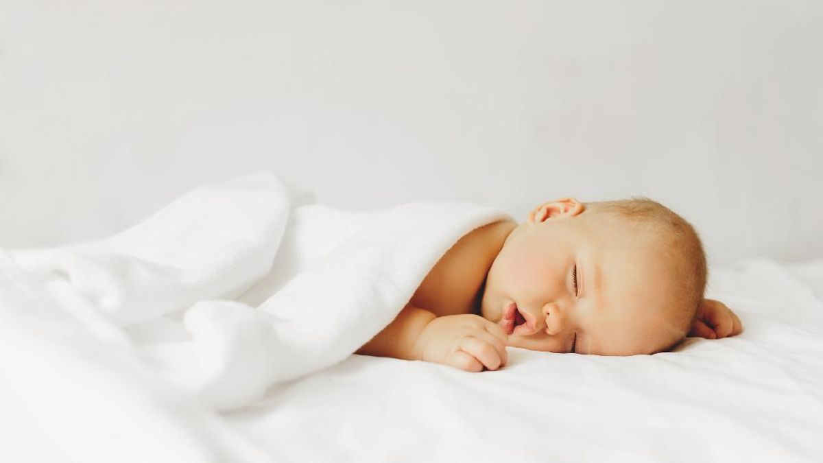 Bayi Tersenyum Saat Tidur, Benarkah sedang Bermimpi Indah?