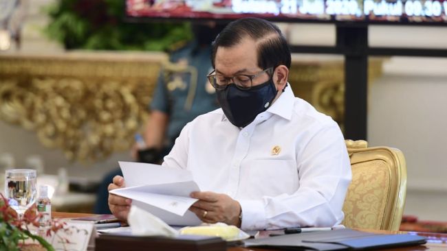 Presiden Joko Widodo resmi membatalkan vaksin berbayar atau vaksin Gotong Royong yang semula akan disalurkan melalui Kimia Farma.