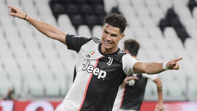 Bintang Juventus Cristiano Ronaldo kembali bikin rekor. Ia menjadi pesepak bola pertama yang bisa mencetak lebih dari 50 gol di tiga liga elite Eropa.