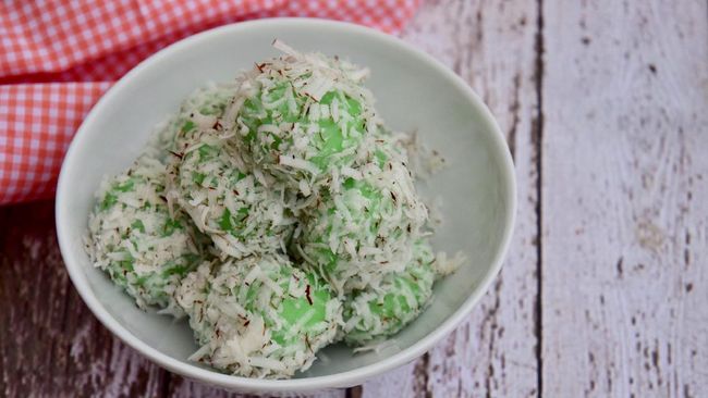 Kue tradisional klepon tengah jadi viral karena dianggap tak Islami. Sebenarnya bagaimana resep dan cara pembuatannya?