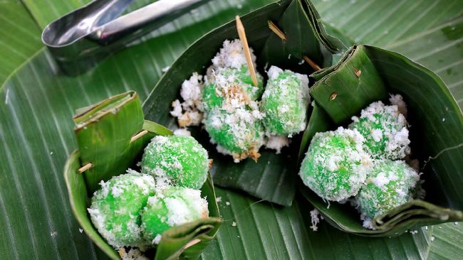 Umumnya, masyarakat Indonesia menyukai kudapan manis. Dengan begitu, tak heran jika klepon masih disukai dan lestari hingga kini.