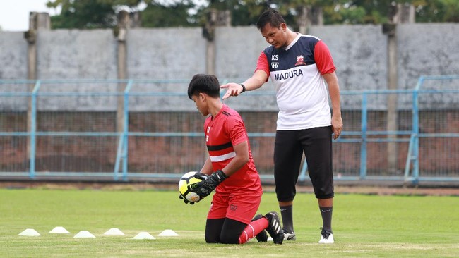 Mantan kiper Primavera Indonesia Kurnia Sandy pernah sempat melesat kemudian jatuh di titik terendah dan dihantui rumor mata rabun.