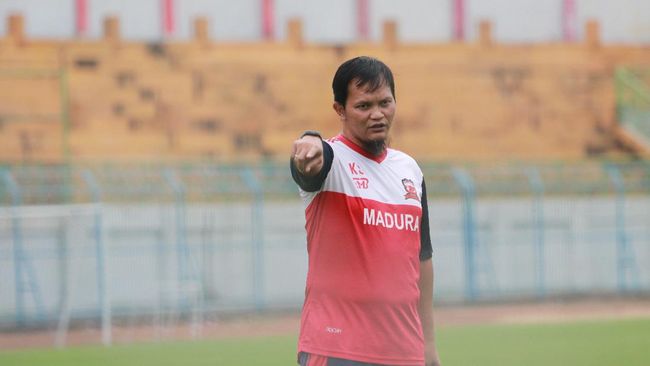 Hantu Rumor 'Mata Rabun' Kurnia Sandy Mantan kiper Primavera Indonesia Kurnia Sandy pernah sempat melesat kemudian jatuh di titik terendah dan dihantui rumor mata rabun.