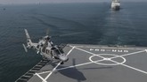 FOTO: Siaga TNI AL, Latihan Tempur Laut di Teluk Jakarta Pasukan TNI AL menggelar latihan tempur laut di perairan Teluk Jakarta dengan mengerahkan artileri berat, belasan helikopter dan pesawat berbagai jenis.