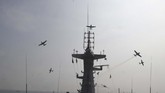 FOTO: Siaga TNI AL, Latihan Tempur Laut di Teluk Jakarta Pasukan TNI AL menggelar latihan tempur laut di perairan Teluk Jakarta dengan mengerahkan artileri berat, belasan helikopter dan pesawat berbagai jenis.