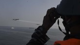 FOTO: Siaga TNI AL, Latihan Tempur Laut di Teluk Jakarta Pasukan TNI AL menggelar latihan tempur laut di perairan Teluk Jakarta dengan mengerahkan artileri berat, belasan helikopter dan pesawat berbagai jenis.