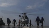 FOTO: Siaga TNI AL, Latihan Tempur Laut di Teluk Jakarta Pasukan TNI AL menggelar latihan tempur laut di perairan Teluk Jakarta dengan mengerahkan artileri berat, belasan helikopter dan pesawat berbagai jenis.
