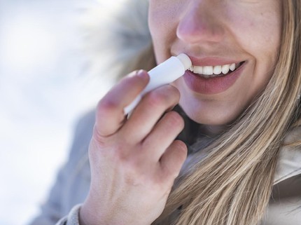 7 Cara Membuat Bibir Merah Alami, Banyak Minum hingga Pakai Skincare 'Rumahan'