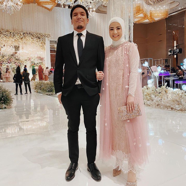 <p>Kondangan berdua, tetap romantis dan saling bergandengan mengenang masa pernikahan mereka 7 tahun lalu. (Foto: Instagram @natasharizkynew)</p>
