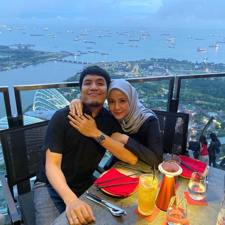 <p>Natasha merupakan sosok yang romantis nih, Bunda. Sering memberikan kata-kata puitis untuk Desta. Termasuk saat dinner romantis di tempat yang indah banget. (Foto: Instagram @natasharizkynew)</p>