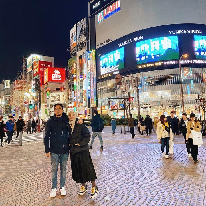 <p>Awal tahun lalu, Natasha dan Desta masih sempat liburan ke Jepang. Mesra saling berangkulan. (Foto: Instagram @natasharizkynew)</p>