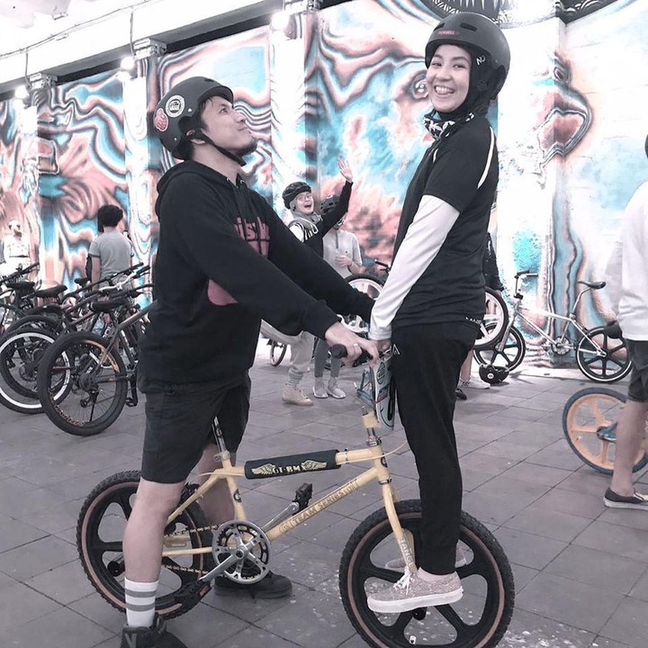 <p>Baik Natasha maupun Desta bisa melengkapi kekurangan masing-masing. Baru-baru ini, mereka bersepeda berdua. Desta pun terlihat awet muda, mengimbangi Natasha. (Foto: Instagram @natasharizkynew)</p>