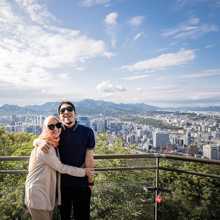 <p>Natasha mengajak Desta untuk mengunjungi Namsan, Korea nih, Bunda. Seperti diketahui sebelumnya kalau Natasha memang tergila-gila drama Korea. Semoga makin langgeng ya. (Foto: Instagram @natasharizkynew)</p>