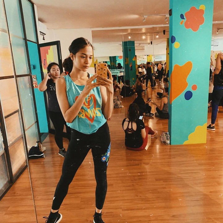 <p>Putri Marino rajin ikut olahraga zumba, Bunda. Ibu satu anak ini sering memamerkan kegiatan berolahraganya. (Foto: Instagram @putrimarino)</p>