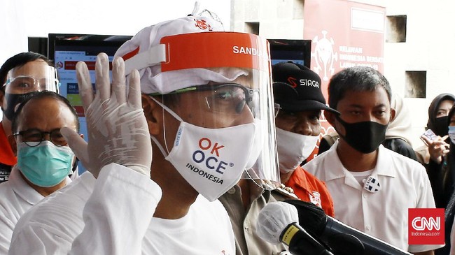Sandiaga mengimbau rencana pengadaan vaksin corona tidak lantas menjadikan masyarakat kendur menerapkan protokol kesehatan.