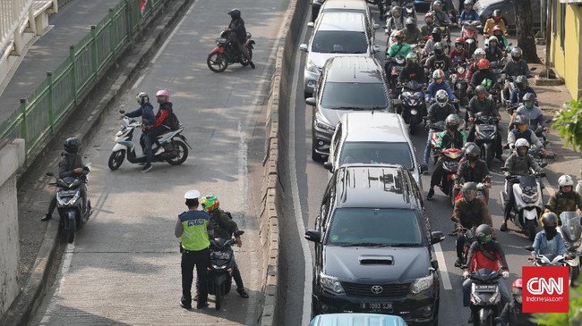 Lebih dari 16 ribu warganet menandatangani petisi menolak kebijakan ganjil genap bagi motor di Jakarta. Kebijakan itu dinilai rentan risiko penularan Covid-19,