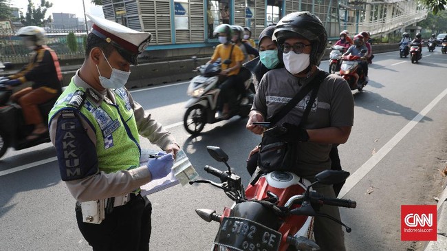 Menurut peraturan saat pemeriksaan oleh kepolisian di jalan, pengemudi seharusnya bisa menunjukkan SIM atau STNK yang sah di tempat.
