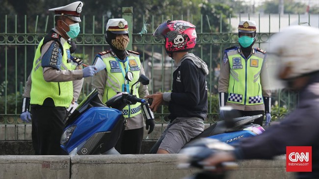Polisi fokus menindak pelanggaran yang dilakukan pengendara motor, seperti melawan arus, tidak menggunakan helm, hingga melanggar marka stop line.