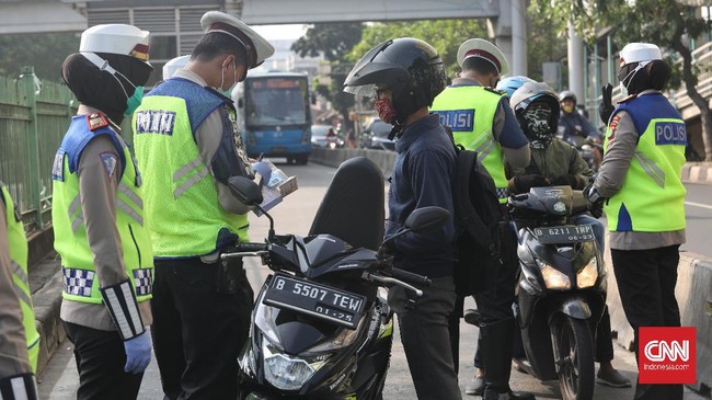 Ditlantas Polda Metro Jaya membuka hotline pengaduan jika masyarakat ingin melaporkan polantas nakal. Laporan bisa diajukan ke nomor 081298911911.