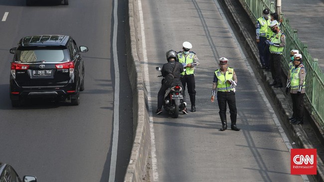 Pengendara motor berinisial RS menabrak anggota Polantas di kawasan Cililitan, diduga karena panik melihat petugas kepolisian.