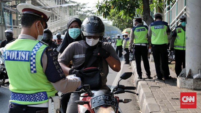 Polantas menindak pengendara motor dan mobil yang melanggar Di kawasan Pasar Rumput Manggarai, Jakarta, Selasa, 21 Juli 2020. Direktorat Lalu Lintas Polda Metro Jaya bakal menggelar Operasi Patuh Jaya yang akan berlangsung selama 14 hari, atau sejak 