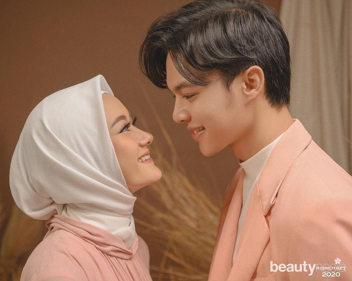 Pose saling tatap ala Rey Mbayang dan Dinda Hauw ini terlihat begitu romantis. Keduanya terlihat seperti sedang menyelami perasaannya masing-masing. Tak lupa, raut wajah bahagia seperti tidak pernah lepas dari pasangan yang baru menikah ini. (Foto: Instagram.com/dindahw/)