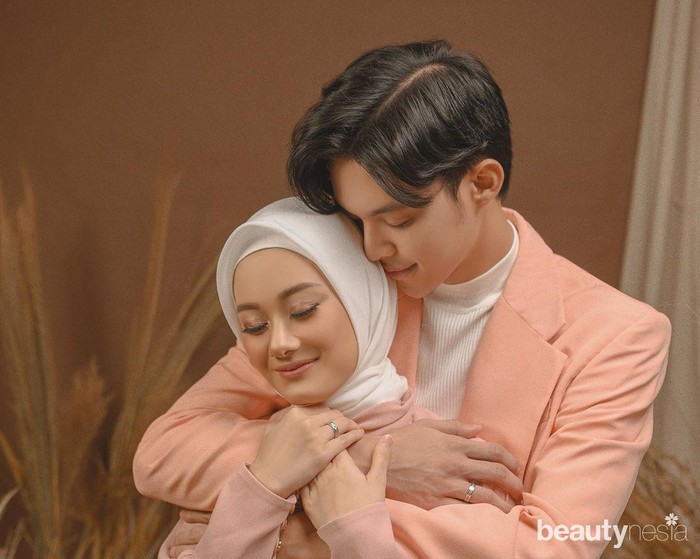 Berbeda dari pasangan lainnya, Dinda dan Rey memilih untuk tidak melakukan foto pre-wedding sebelum hari pernikahan. Keduanya lebih memilih untuk melakukan foto post-wedding bersama fotografer Rio Motret. (Foto: Instagram.com/dindahw/)