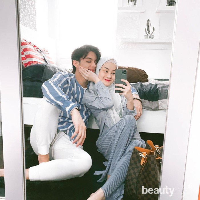 Suasana bahagia masih melingkupi pasangan selebriti Dinda Hauw dan Rey Mbayang. Setelah resmi menikah pada Jumat (10/7) lalu, kini keduanya sering kali membagikan berbagai potret romantis after weddingnya di laman Instagram dengan wajah bahagia. (Foto: Instagram.com/dindahw/)