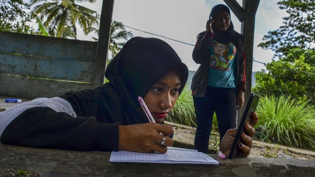 Kemendikbud diminta mencari solusi bagi siswa yang tak bisa mengakses internet karena keterbatasan jangkauan sinyal atau kondisi ekonomi.