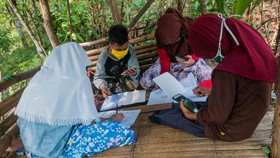 Tangis Ibu Tak Bisa Beli HP dan Ponsel Pinjaman untuk Sekolah