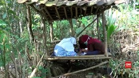 VIDEO: Belajar di Bukit Demi Sinyal Internet