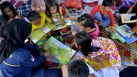 FOTO: Mengobati Trauma Anak-anak Korban Banjir Bandang Luwu
