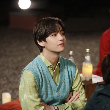 Nyanyi sembari Usap-usap Perut, Apakah V BTS Tengah Sakit?