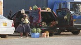 FOTO: Corona, Warga Zimbabwe Sulap Mobil Jadi Lapak Dagang Warga Zimbabwe mengubah mobil mereka jadi pasar mobile untuk berjualan guna bertahan hidup dari tekanan ekonomi akibat corona.