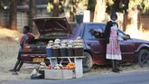 FOTO: Corona, Warga Zimbabwe Sulap Mobil Jadi Lapak Dagang Warga Zimbabwe mengubah mobil mereka jadi pasar mobile untuk berjualan guna bertahan hidup dari tekanan ekonomi akibat corona.