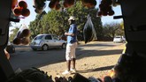 FOTO: Corona, Warga Zimbabwe Sulap Mobil Jadi Lapak Dagang Warga Zimbabwe mengubah mobil mereka jadi pasar mobile untuk berjualan guna bertahan hidup dari tekanan ekonomi akibat corona.