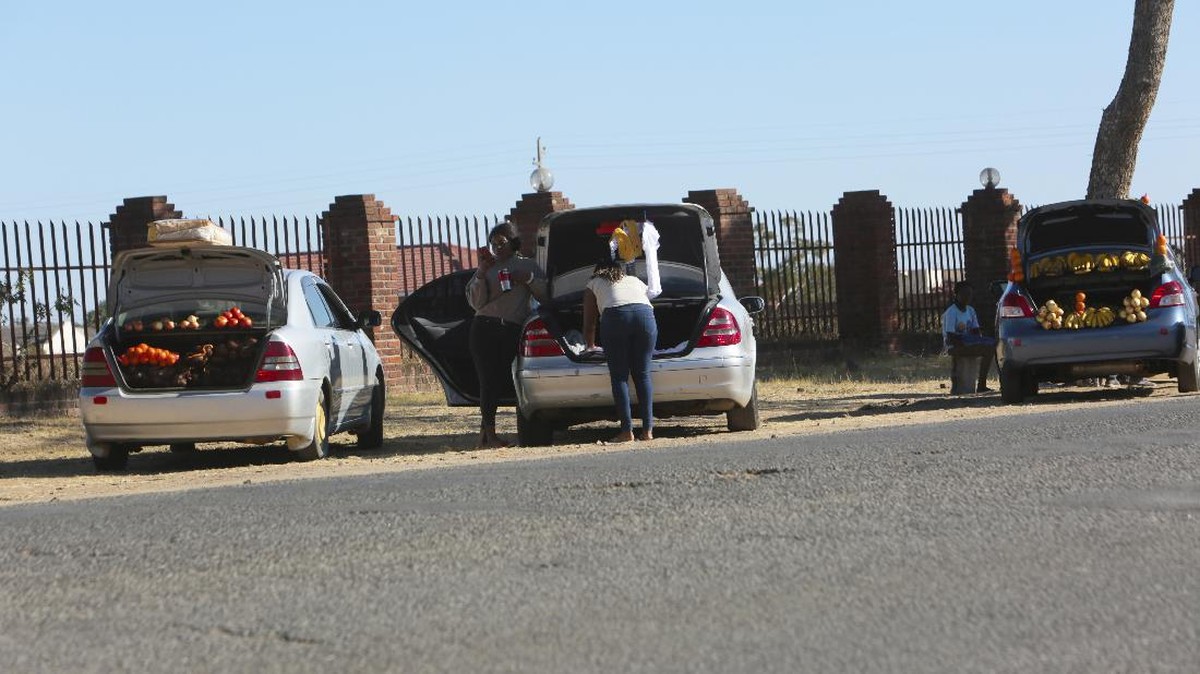 FOTO: Corona, Warga Zimbabwe Sulap Mobil Jadi Lapak Dagang
