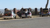 FOTO: Corona, Warga Zimbabwe Sulap Mobil Jadi Lapak Dagang Warga Zimbabwe mengubah mobil mereka jadi pasar mobile untuk berjualan guna bertahan hidup dari tekanan ekonomi akibat corona.