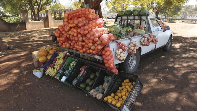  FOTO  Corona  Warga Zimbabwe Sulap Mobil  Jadi Lapak Dagang