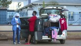 FOTO: Corona, Warga Zimbabwe Sulap Mobil Jadi Lapak Dagang Warga Zimbabwe mengubah mobil mereka jadi pasar mobile untuk berjualan guna bertahan hidup dari tekanan ekonomi akibat corona.