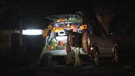 FOTO: Corona, Warga Zimbabwe Sulap Mobil Jadi Lapak Dagang
