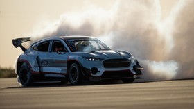 Muscle Car Berubah Jadi SUV Drift yang Sembur 1.400 Hp