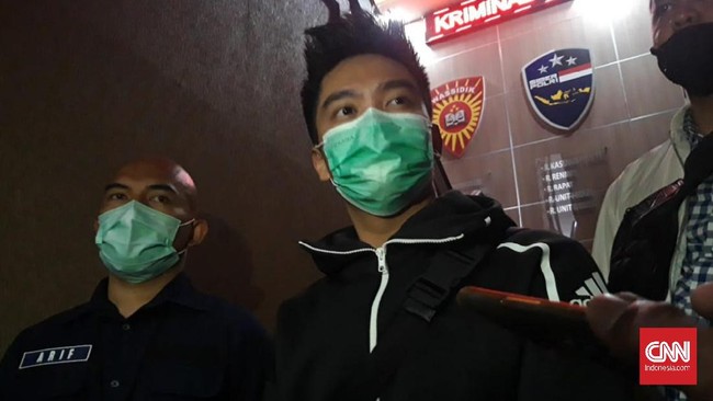 Boy William diperiksa di Polda Jawa Timur terkait kasus carding @tiketkekinian. Dia mengaku dapat tiket Jakarta-Paris usai mempromosikan @tiketkekinian.