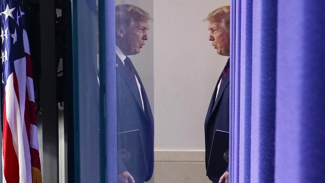Presiden Donald Trump sempat dievakuasi disela konferensi pers setelah ada laporan aksi penembakan yang berlokasi satu blok dari Gedung Putih, Washington DC.